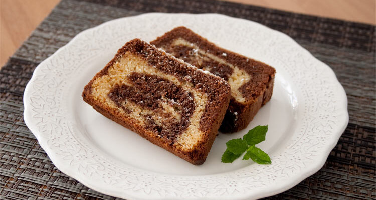 Мраморный торт с двумя шоколадками: черным и белым