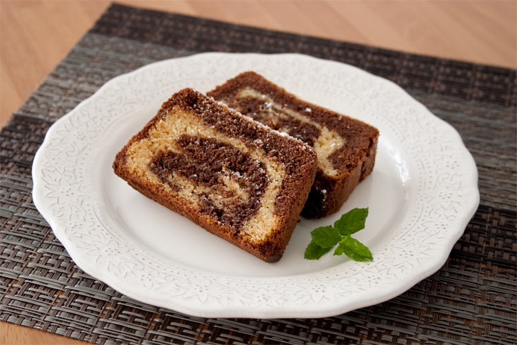 Мраморный торт с двумя шоколадками: черным и белым