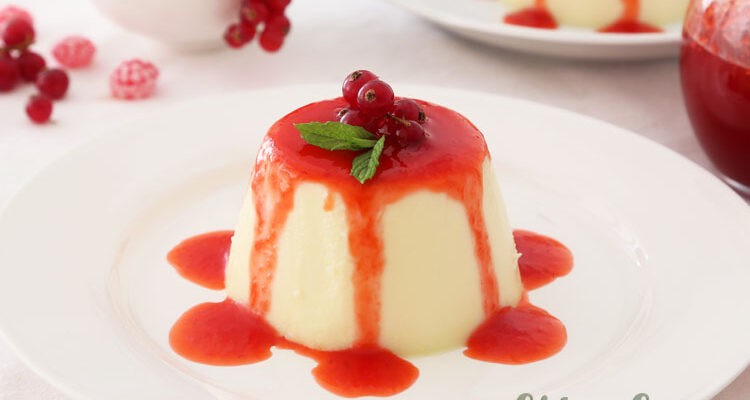 Панакота из белого шоколада с клубничным соусом